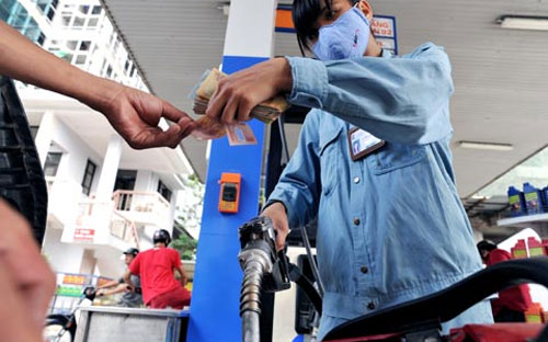 Doanh nghiệp kinh doanh xăng dầu đầu mối tự quyết định vào thời điểm
 thích hợp nhưng không được muộn hơn 20h ngày 11/11/2013.