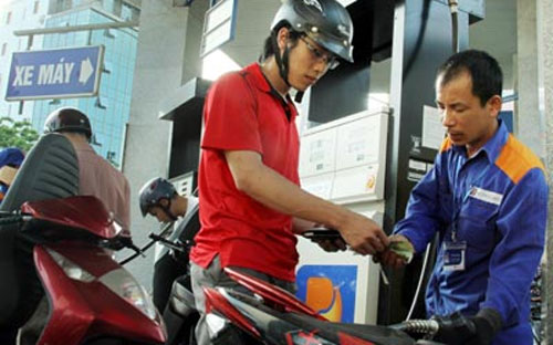 Thời điểm điều chỉnh giảm giá bán xăng dầu trong nước do doanh nghiệp 
kinh doanh xăng dầu đầu mối tự quyết định vào thời điểm thích hợp nhưng 
không được muộn hơn 19h ngày 18/4/2013.