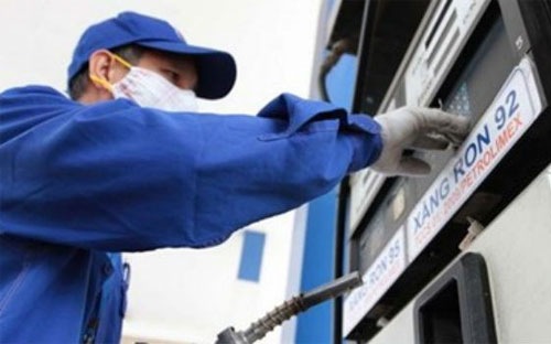 Đây là lần tăng giá xăng thứ hai trong năm nay. Trước đó, ngày 21/3, giá xăng cũng tăng 670 đồng một lít. <br>