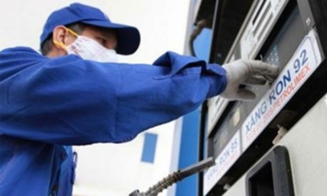 Đây là lần tăng giá xăng thứ hai trong năm nay. Trước đó, ngày 21/3, giá xăng cũng tăng 670 đồng một lít. <br>