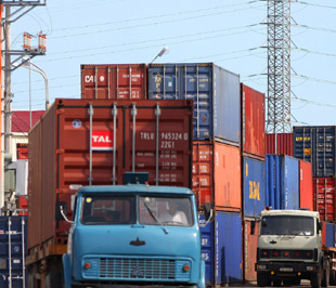 Nhập siêu thực tế tính chung trong cả 10 tháng năm 2008 đã đạt 16,251 tỷ USD - Ảnh: Việt Tuấn.