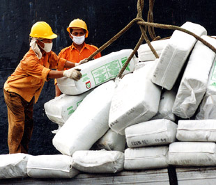 Có một điều khá hài hước là có hai ngân hàng thuộc loại khổng lồ trên thế giới đầu năm ngoái đã dự báo năm 2008 lạm phát Việt Nam sẽ vượt quá 30%, nhập siêu sẽ vượt quá 30 tỷ USD - Ảnh: Việt Tuấn.