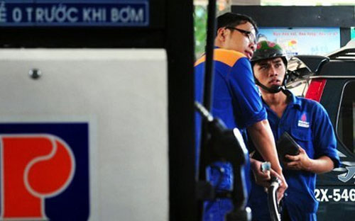 Kể từ 18h ngày 11/11, giá xăng A92 giảm 500 đồng/lít, từ 23.650 đồng/lít xuống còn 23.150 đồng/lít. 