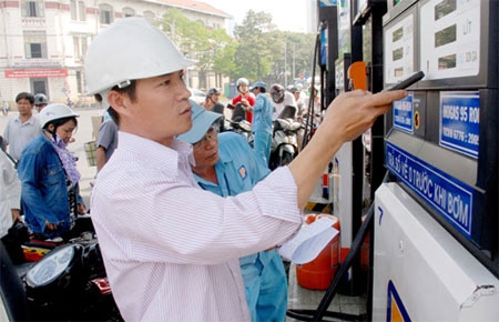 Đối với mặt hàng dầu diezel, Petrolimex tăng 750 đồng/lít, dầu hỏa tăng 800 đồng/lít và dầu mazut tăng 500 đồng/kg.
