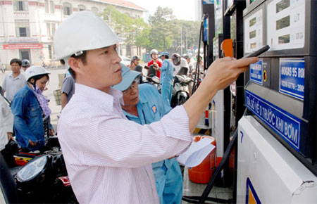 Đối với mặt hàng dầu diezel, Petrolimex tăng 750 đồng/lít, dầu hỏa tăng 800 đồng/lít và dầu mazut tăng 500 đồng/kg.