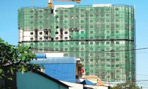 “Bán tháo” bất động sản: Có nên mua căn hộ xây thô?