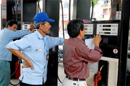 Dư luận đang yêu cầu cơ quan quản lý giám sát và công khai giá xăng dầu của các doanh nghiệp đầu mối.