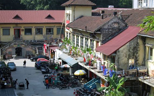 Các hộ kinh doanh tại Zone 9 vẫn hoạt động sau khi quận Hai Bà Trưng yêu cầu đóng cửa vào ngày 23/12.<br>