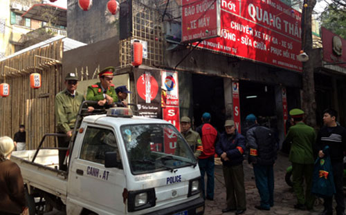 Lực lượng công an phường Bạch Đằng chốt chặn, không có khách ra vào khu Zone 9.<br>