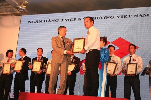 Giải thưởng Tin &amp; Dùng thể hiện sự tin tưởng, yêu mến và lựa chọn 
của khách hàng với dịch vụ thẻ của Techcombank nói riêng và các sản 
phẩm, dịch vụ của Techcombank nói chung.