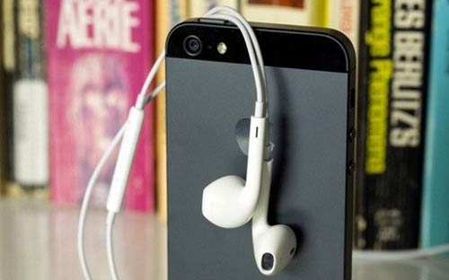 Dòng điện thoại iPhone của Apple luôn là đề tài bàn tán của nhiều diễn đàn công nghệ trên thế giới, đặc biệt là liên quan tới sản phẩm mới<i> - Ảnh: Verge</i>.<br>