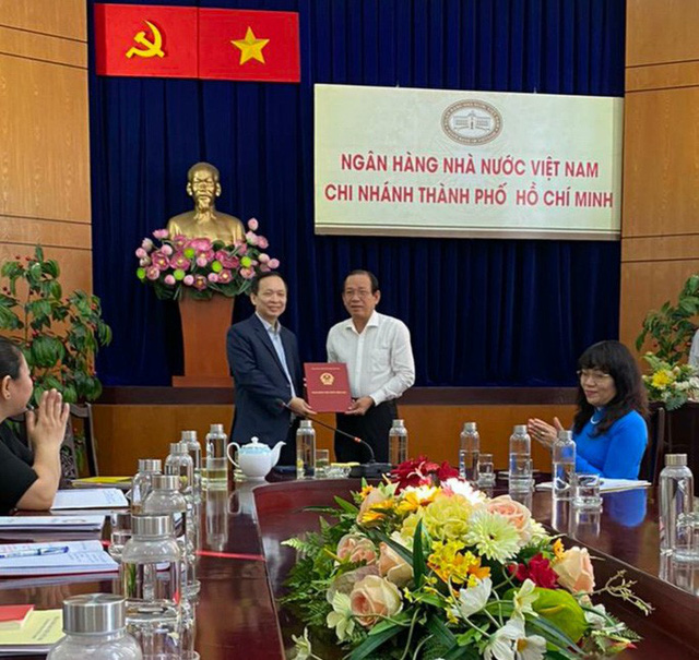 Ông Nguyễn Hoàng Minh (áo trắng), Phó giám đốc Ngân hàng Nhà nước chi nhánh Tp.HCM sẽ thay ông Lâm phụ trách chi nhánh trong thời gian tới.