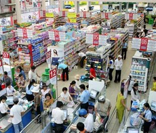 Để nền kinh tế hồi phục, Chính phủ cần sớm có một đánh giá tác động của khủng hoảng đến các mặt kinh tế- xã hội. Ảnh minh họa là cảnh mua bán trong siêu thị - Ảnh: Lê Toàn.