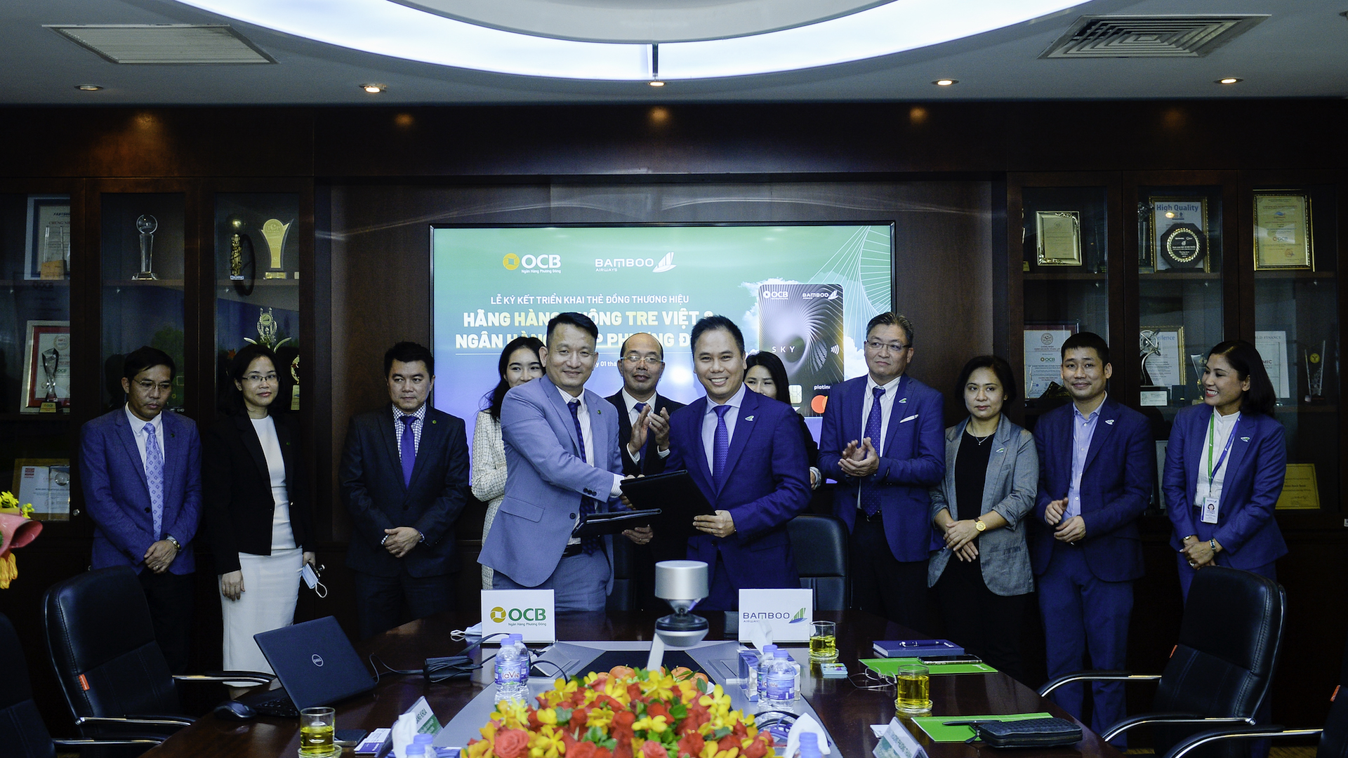 Ông Đặng Tất Thắng, Phó Chủ tịch thường trực kiêm Tổng giám đốc hãng hàng không Bamboo Airways và ông Nguyễn Đình Tùng - Tổng giám đốc OCB ký kết triển khai thẻ Đồng thương hiệu OCB -BAV.
