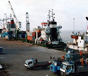 Một số nước cho rằng tự do hoá dịch vụ vận tải biển là một “con dao hai lưỡi”.