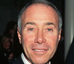 Rất nghiêm túc trong công việc, sắc xảo trong kinh doanh nhưng David Lawrence Geffen cũng lại là một người rất nhiệt thành trong cuộc sống thường nhât.