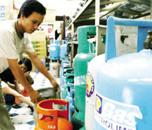 Bình gas 12 kg bán lẻ đến tay người tiêu dùng có giá dao động từ  210.000- 212.000 đồng.