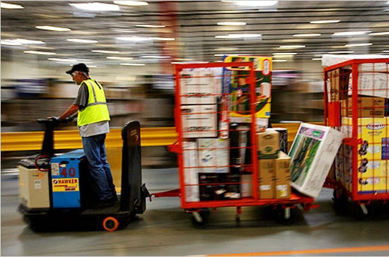 Song song với việc tận dụng các tiến bộ công nghệ, Amazon còn phát triển thêm những ưu thế của kênh bán lẻ truyền thống. Mùa bán lẻ cuối năm nay, Amazon vừa mở rộng số mặt hàng, vừa áp dụng phương thức giao hàng ngay trong ngày tại 7 thành phố ở Mỹ.