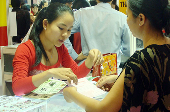 Sau những diễn biến bất thường từ chiều qua, giá vàng trong nước tính tới cuối giờ chiều nay đắt hơn đầu ngày hôm qua khoảng 1,2 triệu đồng/lượng - Ảnh: VnExpress.