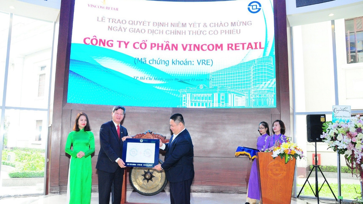 Vincom Retail là thành viên niêm yết thứ 427 trên HOSE, và cũng là doanh nghiệp vận hành trung tâm thương mại đầu tiên tại Việt Nam đưa cổ phiếu lên sàn chứng khoán. 