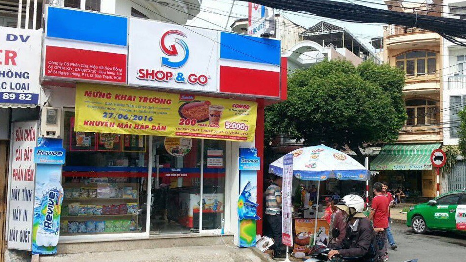 Shop&Go đi theo mô hình cửa hàng tiện lợi với đặc trưng hoạt động 24/24h mỗi ngày, kinh doanh hàng hóa tiêu dùng, đồ ăn nhanh...