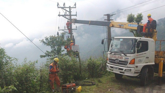 Hành trình kéo điện lên vùng cao của người thợ điện Lào Cai tới xã Phìn Ngan.