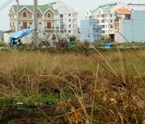 Cho đến nay, về không gian đô thị luôn có sự đan xen giữa đô thị và nông thôn theo kiểu "xôi đỗ" - Ảnh: Việt Tuấn.