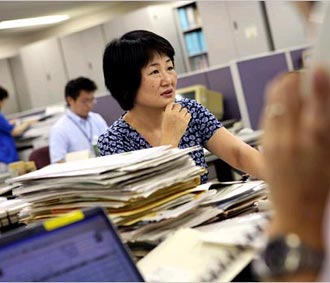 Những cơ hội thăng tiến đã không đến với Kurose sau khi cô bắt đầu rời văn phòng trước 6 giờ rưỡi mỗi chiều để đón con gái từ nhà trẻ.