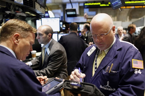 Nhiều cổ phiếu khối công nghệ, ngân hàng có giá trị vốn hóa lớn, có sức ảnh hưởng tới thị trường đã mất điểm nên cũng kéo các chỉ số chính giảm đà tăng điểm về cuối phiên - Ảnh: Reuters.