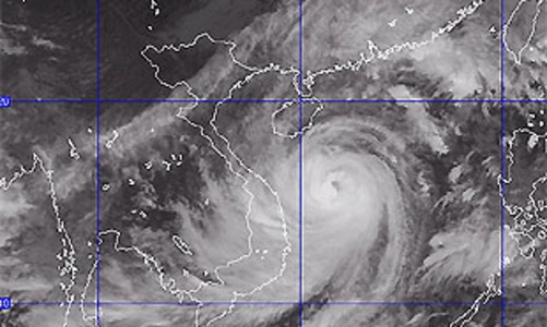 “Siêu bão” số 9 mở rộng ảnh hưởng tại miền Trung