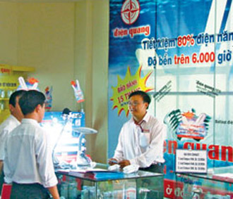 Các khoản chi đều được doanh nghiệp cắt giảm tối đa. Bóng đèn tiết kiệm điện được nhiều doanh nghiệp trang bị cho phòng làm việc.