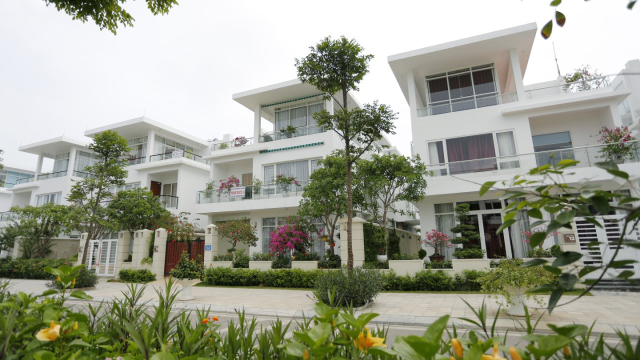 Mức tăng giá đất nền chỉ là một trong những yếu tố thu hút nhà đầu tư, bởi lợi nhuận từ việc khai thác cho thuê thậm chí còn khả quan hơn nhờ mức tăng trưởng du lịch mạnh mẽ tại các thị trường tiềm năng. Trong ảnh: một góc khu biệt thự L'amoura Sầm Sơn.