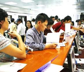 Phiên cuối tuần đã có sự thay đổi rất lớn, lượng cung tăng lên ở hàng loạt các cổ phiếu nhỏ làm cho lượng đặt bán tăng vọt - Ảnh: TP.
