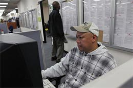 Người thất nghiệp tìm việc làm trên mạng tại một trung tâm hỗ trợ ở San Francisco, California - Ảnh: Getty Images.
