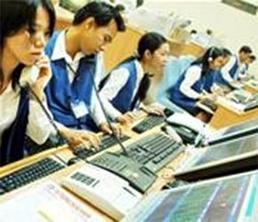Nhân viên nhập lệnh mua bán tại Sở Giao dịch Chứng khoán Tp.HCM.