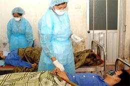 Điều trị cho bệnh nhân có triệu chứng của cúm A/H1N1 - Ảnh: Hữu Oai/TTXVN.