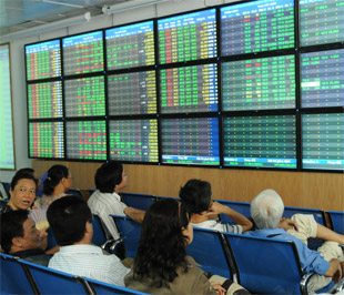 Thị trường khởi sắc, việc chuyển sàn thuận lợi hơn ở bước đầu khi biên độ tăng điểm của sàn Hà Nội lớn hơn sàn Tp.HCM - Ảnh: Quang Liên.