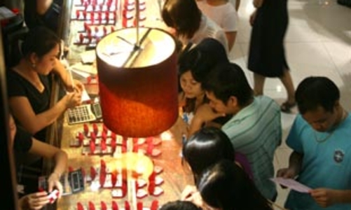 Vàng xuống giá nhẹ, nhà đầu tư tăng bán