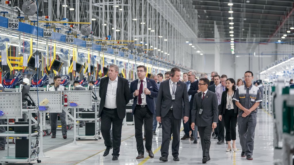 Đoàn đại biểu Ủy ban Ngân sách Quốc hội Đức tham quan xưởng sản xuất xe máy điện eScooter thuộc tổ hợp nhà máy VinFast.