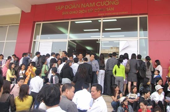 Cảnh người dân xếp hàng đăng ký mua căn hộ dự án Lê Văn Lương của Công ty Nam Cường khiến nhiều chủ đầu tư bất động sản ở Tp.HCM phải mơ ước.