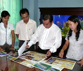 Ông chủ Lâm An Dậu (thứ hai từ phải qua) thường nói với các cộng sự ở Công ty Vĩnh Tiến: “Gặp thất bại, phải tỉnh táo tìm cách giải quyết”.