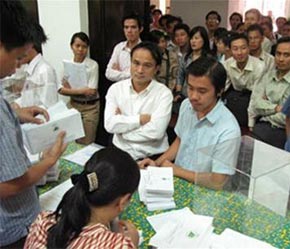 Đông đảo nhà đầu tư theo dõi phiên đấu giá bán cổ phần lần đầu ra bên ngoài của Công ty Phân đạm và 
Hóa chất dầu khí  - Ảnh: TT.