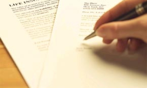 Giữ chân người tài bằng bảo hiểm y tế