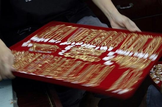 Khoảng cách giữa giá vàng trong và ngoài nước đang được thu hẹp, nhưng rất chậm - Ảnh: Reuters.