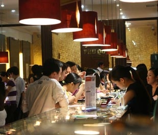 Các nhà đầu tư vàng miếng tiếp tục giữ thái độ khá bình tĩnh trước việc giá vàng giảm dưới 2.100.000 đồng/chỉ.
