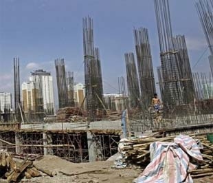 Công trường xây dựng một khách sạn 5 sao có vốn nước ngoài tại quận Cầu Giấy, Hà Nội - Ảnh: AP.