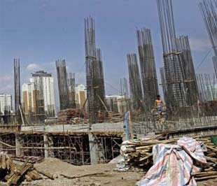 Công trường xây dựng một khách sạn 5 sao có vốn nước ngoài tại quận Cầu Giấy, Hà Nội - Ảnh: AP.