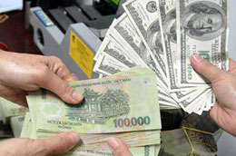 “Thời điểm này, nếu muốn mua ngoại tệ chỉ còn cách ra ngân hàng viết đơn đề nghị mà thôi”, một nhân viên thu đổi ngoại tệ tại phố Hà Trung cho biết.