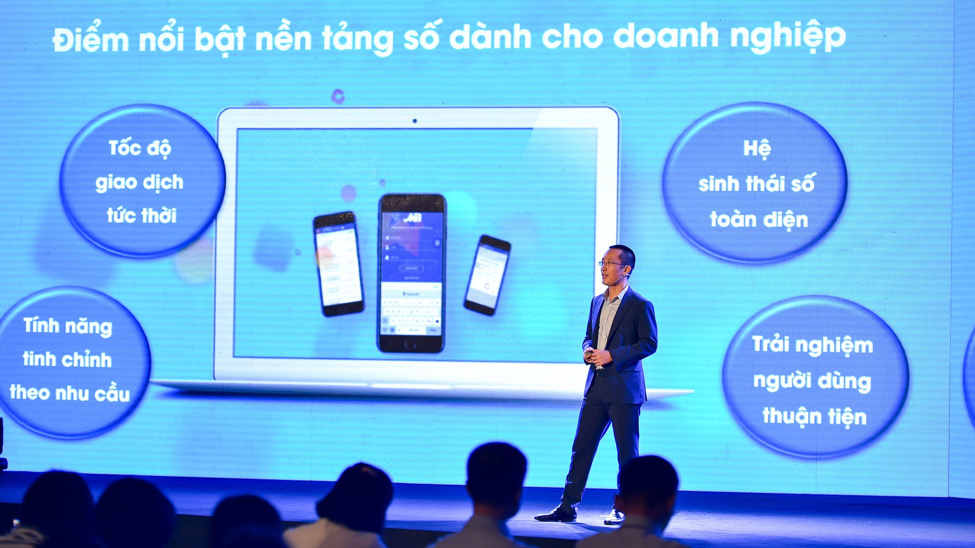 Sản phẩm tích hợp các tính năng lần đầu tiên xuất hiện trên thị trường: chuyển tiền quốc tế online, mua bán ngoại tệ online, hệ sinh thái số…