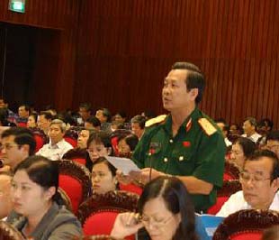 Ông Võ Văn Liêm (người đứng) trong một phiên họp tại Quốc hội.